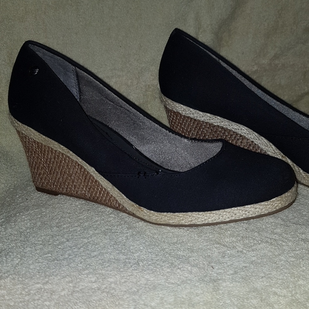 Black wedges